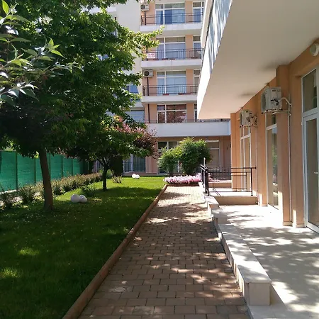 In Grand Kamelia * Slăntjev Brjag